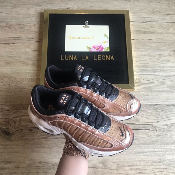 NEW Nike Air Max Tailwind IV Sneakers, CT1184-900, size 7 Women - Picture 3 of 13